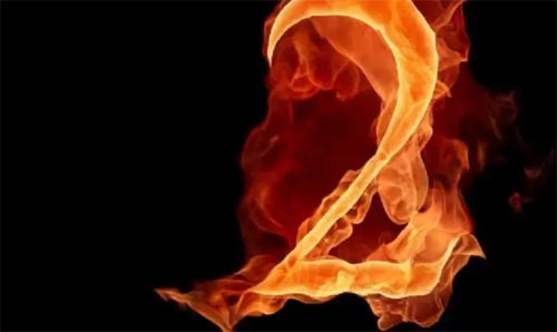 ���\����