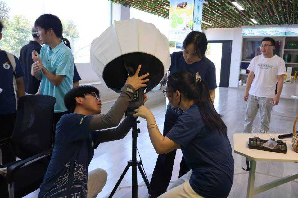 ���rֱ��ů���У�̽�L�����ġ���ɫ��͑׃