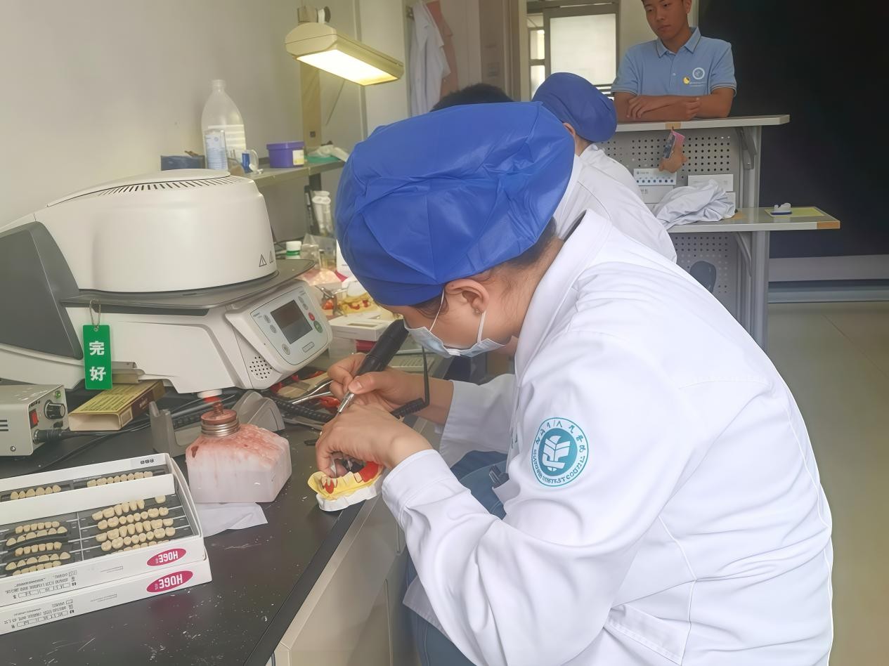 �t(y��)·�ഺ�У������w���ġ����t(y��)��·�����ഺ�н����t(y��)������(w��)�(du��)���(hu��)��(sh��)�`ů�����M(j��n)