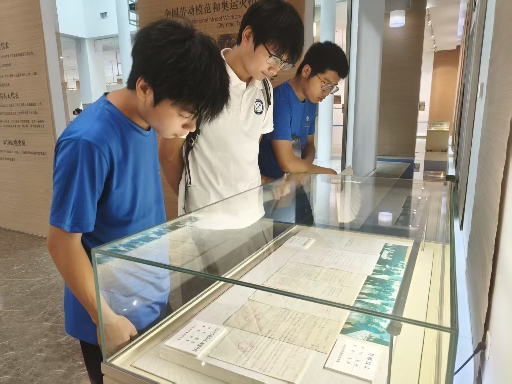 �������з��z�꣬�ഺ�����l(xi��ng)���d�������ʰ�z����(sh��)�`�F(tu��n)̤���Ї�(gu��)�����Ļ��@���_�������Ļ�̽���c��(sh��)�`֮��