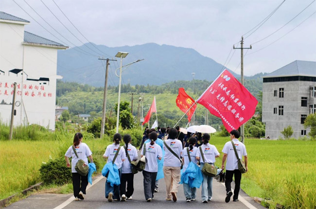 ���߼t܊· �㟒�ഺ־�����ؑc��(du��)�⽛(j��ng)�Q(m��o)�W(xu��)Ժ���t�r�����h־Ը����(w��)�F(tu��n)������ɽ�_(k��i)չ��(sh��)�`�������(d��ng)