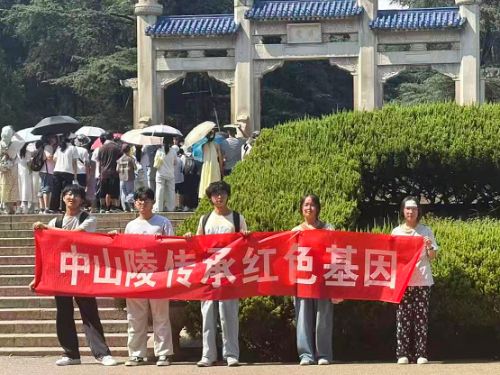 ��ɽ����мtɫ����