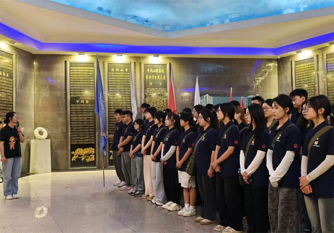 �����ĺۣ��ı�ɽ�S����ָ���Ь�ļtɫ����ӛ������ɽ���ҹǣ���Ьӳ����