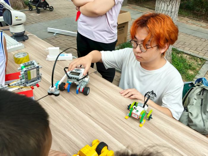 ɽ�|Ӣ�ŌW(xu��)Ժ�W(xu��)�������^(q��)����AI �����c����ͯ�Ƽ�����·