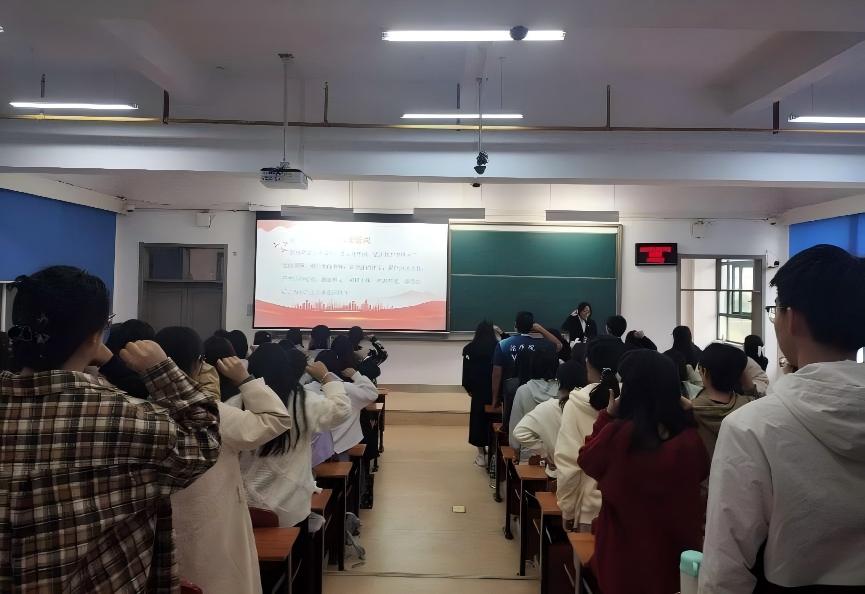 �R��˼���x�W(xu��)Ժ�tɫ֮����־�ɳǡ��F(tu��n)�(du��) ��һ�ξ������v���(d��ng)�A�M(m��n)�Y(ji��)��