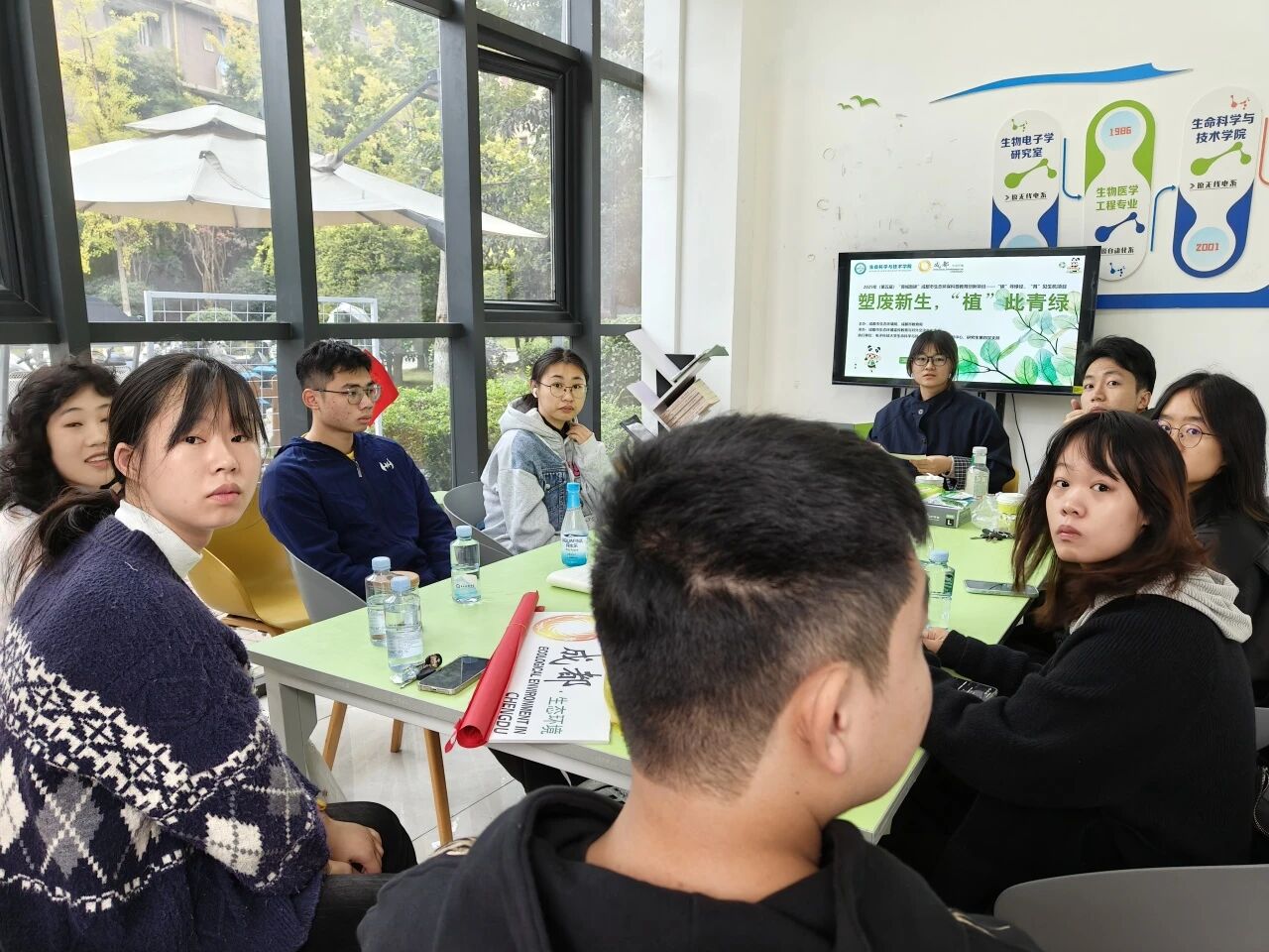 �܏U��������ֲ������G����ӿƴ��_��һ��У�@�p̼���`�ľGɫ���