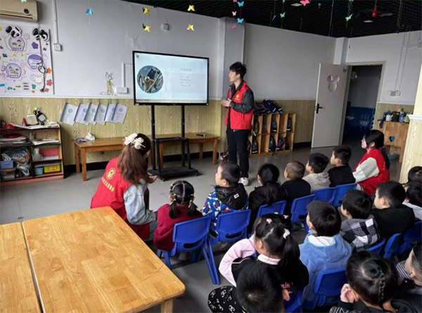 ͯȤ������Ȼ �Gɫ����ͯ�ġ����Ϸ����ѹ�Ӣ�׃��@�_չ��̽�غ��χ��ҹ��@�����}���ջ��