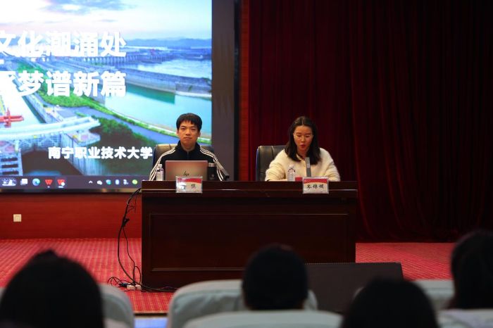 ���R����|��У�ھ��ڡ����R�ࡱ�_չ���(d��ng)����W(xu��)˼�`��ʸ־���壬�օ��^�l(f��)�V�в���